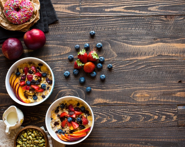 Miski z kolorowymi składnikami na stole