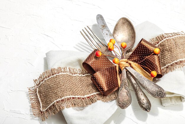 Stół z potrawami i zastawą